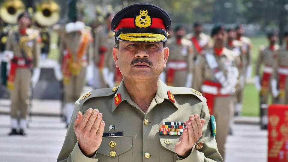 দূতাবাসের বাইরে জড়ো হওয়া এই সব পাকিস্তানিরা ইমরান খানের সমর্থক। ইমরানকে দুর্নীতির অভিযোগে কারাগারে পাঠানো হয়েছে। অন্যদিকে ইমরান খানের সমর্থকরা বিশ্বাস করেন যে শেহবাজ শরিফের সরকার এবং সেনাবাহিনী একজোট হয়ে ইমরানের বিরুদ্ধে ষড়যন্ত্র করেছে। এ কারণে ইমরান খানের সমর্থকরা পাক সেনাবাহিনীর তীব্র বিরোধিতা করে আসছে। (AP)
