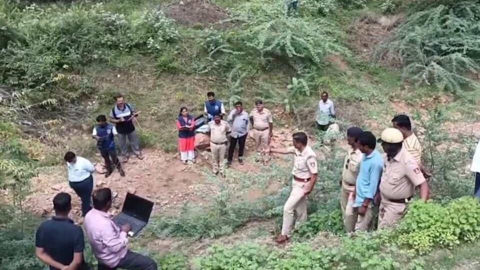 দেশ জুড়ে এখন রাজা রঘুবংশী খুনের মামলা নিয়ে চর্চা চলছে। এরই মাঝে এবার কর্ণাটকেও এমন ধরনেরই একটি খুনের রহস্য সামনে এসেছে। এখানে পুলিশ ছয় মাস অনুসন্ধানের পর একটি কঙ্কালের সন্ধান পেয়েছে। অভিযোগ, ছয় বছর সম্পর্কের পর প্রেমিককে বিয়ের জন্য চাপ দিচ্ছিলেন ওই তরুণী। পরে মেয়েটিকে হত্যা করে দাফন করে প্রেমিক। 