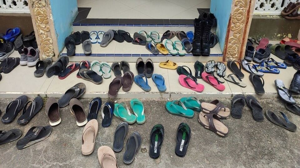 অন্যান্য বাস্তু টিপস: সর্বদা দক্ষিণ দিকে সিন্দুক রাখুন, মনে রাখবেন এর মুখ যেন উত্তর দিকে খোলা থাকে। লকারে একটি পরিষ্কার লাল কাপড় বিছিয়ে রাখুন। প্রতিদিন সকালে প্রধান দরজায় স্বস্তিক চিহ্ন তৈরি করুন।