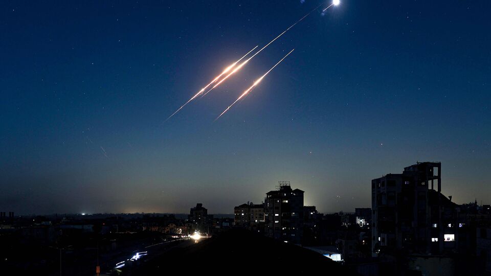 ভারতের কাছে পর্যদস্তু হয়ে 'নাক কেটেছে'। তবে তাতেও লজ্জা নেই বা শিক্ষা হয়নি পাকিস্তানের। এবার ইরান-ইজরায়েল যুদ্ধে নাক গলাতে গেল ইসলামাবাদ। পড়শি ইসলামিক দেশের কাছে 'ভালো সাজতে' তারা নাকি প্রতিশ্রুতি দিয়েছে, ইরানে ইজরায়েল পরমাণু হামলা চালালে পাকিস্তানও ইজরায়েলে নিউক্লিয়ার মিসাইল ছুড়বে। (AFP)