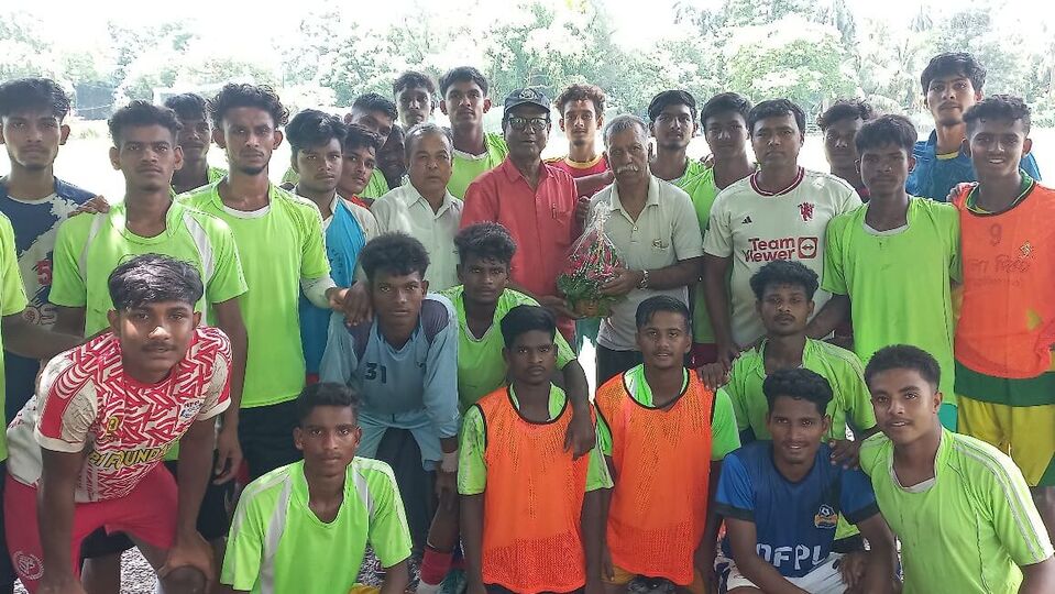 হাবিবুর রহমান মন্ডল নিজের অনুশীলনে এই মুহূর্তে ফুটবলার বেছে নিচ্ছেন। রাজ্যের বিভিন্ন গ্রাম থেকে আসা ফুটবলারদের নতুন স্বপ্ন দেখাচ্ছেন হাবিবুর। তাদের মধ্যেই নিজের অতীতকে খুঁজে পাচ্ছেন তিনি। এর পাশাপাশি নিজের আগুনকে নতুন প্রজন্মের মধ্যে ছড়িয়ে দিচ্ছেন হাবিবুর। (ছবি- টাউন ক্লাব)