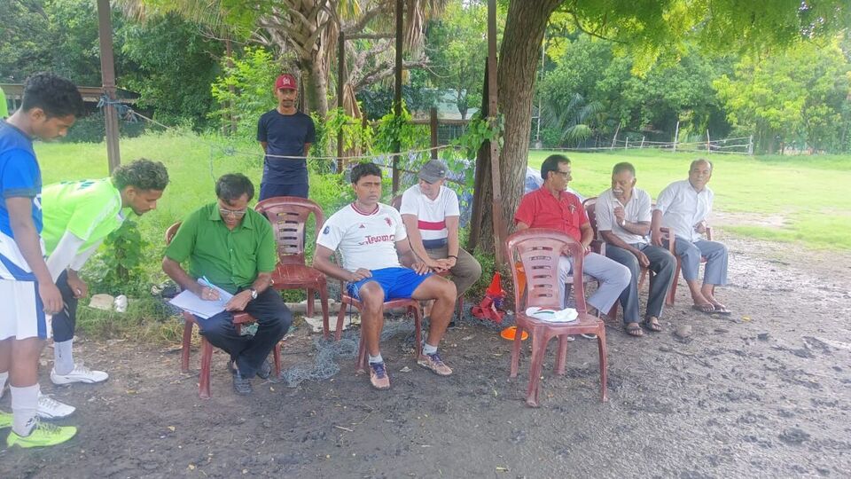 হাবিবুরের পাশে এসে দাঁড়িয়েছেন ষষ্ঠী দুলেও। টাউন ক্লাবে হাবিবুরের অনুশীলনের সময়ে প্রাক্তন ফুটবলার ষষ্ঠী দুলে বন্ধুর সঙ্গে দেখা করে যান। হাবিবুরও তার সতীর্থদের পাশে পেয়ে বেশ অভিভূত। (ছবি- টাউন ক্লাব)