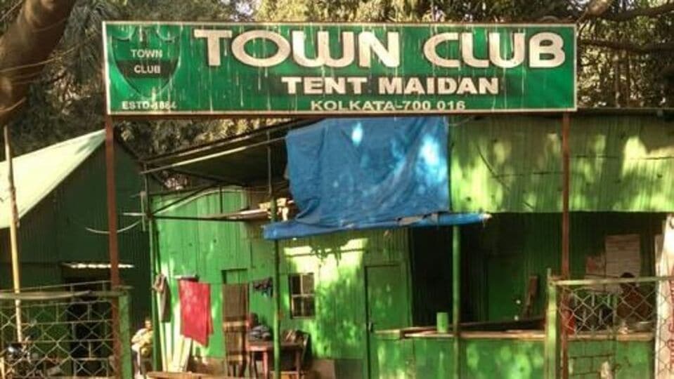 কলকাতা ময়দানের টাউন ক্লাবের প্রতিটা কোণে স্বামী বিবেকানন্দের স্মৃতি জড়িয়ে রয়েছে। এটি ময়দানের অতি পুরনো ক্লাবের একটি। এই ক্লাবের ইতিহাস, স্মৃতি ও গর্ব একে অপরের সঙ্গে জড়িয়ে রয়েছে। টাউন ক্লাব বর্তমানে কলকাতা লিগে দ্বিতীয় ডিভিশনে খেলবে। আর এই সময়ে ক্লাব কর্তারা দলের কোচিং দায়িত্ব তুলে দিয়েছেন কলকাতা ময়দানের সফল ফুটবলার হাবিবুর রহমান মন্ডলের কাঁধে। (ছবি- টাউন ক্লাব)