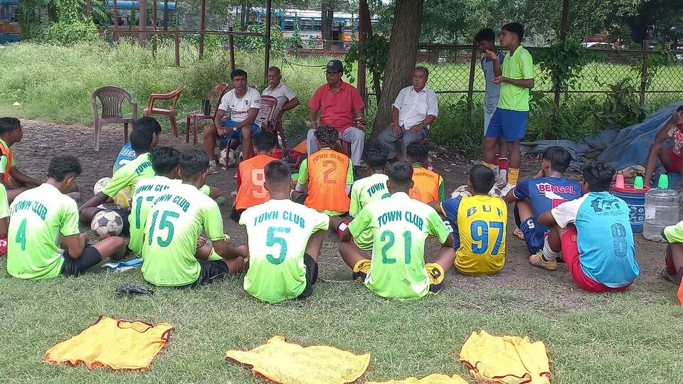 টাউন ক্লাবের কর্তারাও হাবিবুর রহমান মন্ডলের উপর ভরসা করছেন। হাবিবুর নিজের কোচ অনন্ত ঘোষকেও এই লড়াইয়ে পাশে পেয়েছেন। টাউন ক্লাবের দল বাছতে অনন্ত ঘোষের অভিজ্ঞতাকে কাজে লাগাতে চান হাবিবুর। ছাত্রের ডাকে সারা দিয়েছেন সাই-এর প্রাক্তন কোচ। এখন দেখার হাবিবুর নিজের স্বপ্নে কতটা সফল হতে পারেন। (ছবি- টাউন ক্লাব)