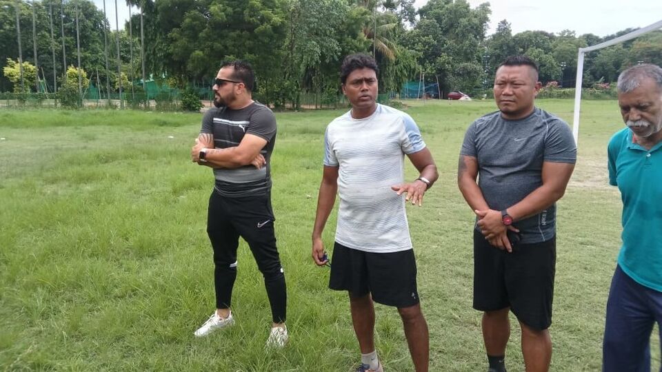 স্বামী বিবেকানন্দের স্মৃতি বিজড়িত টাউন ক্লাবকে সাফল্যের শিখরে নিয়ে যেতে চান প্রাক্তন জাতীয় ফুটবলার হাবিবুর রহমান মন্ডল। বর্তমানে তিনি টাউন ক্লাবের ফুটবল দলের কোচের দায়িত্ব নিজের কাঁধে তুলে নিয়েছেন। (ছবি- টাউন ক্লাব)