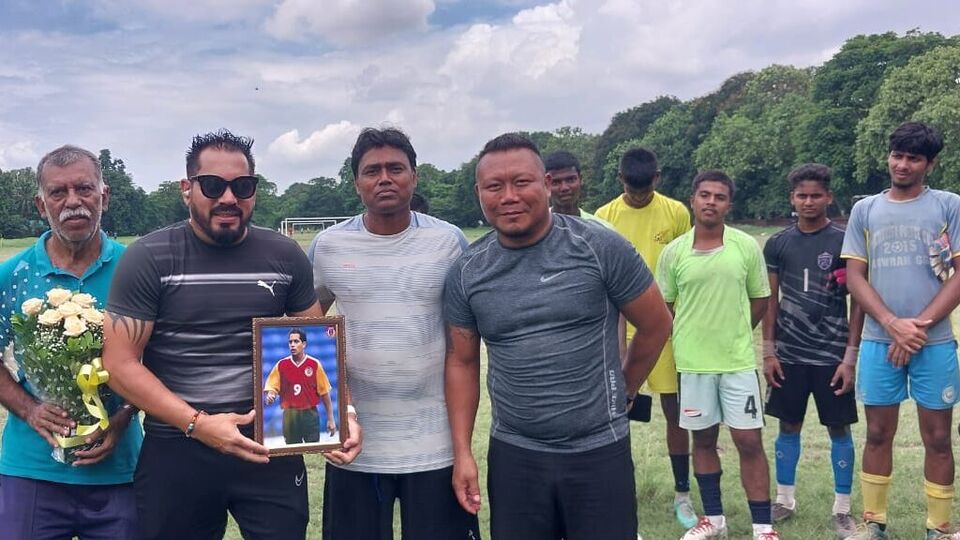 দলের কোচিং দায়িত্ব হাতে পেয়েই প্রথমে টিম গোছাতে শুরু করেছেন হাবিবুর। তার জন্য তিনি নিজের সতীর্থদেরও পাশে পেয়ে গিয়েছেন। অ্যালভিটো ডি'কুনহা থেকে লালম পুইয়া সকলকে টাউন ক্লাবে হাবিবুরের কাজ দেখতে আসছেন ও বন্ধুকে এগিয়ে যাওয়ার সাহস ও ভরসা দিচ্ছেন। হাবিবুরও টাউন ক্লাবে অ্যালভিটো লালমদের নিয়ে এসে দলের জুনিয়ার ফুটবলারদের অনুপ্রাণিত করছেন। (ছবি- টাউন ক্লাব)