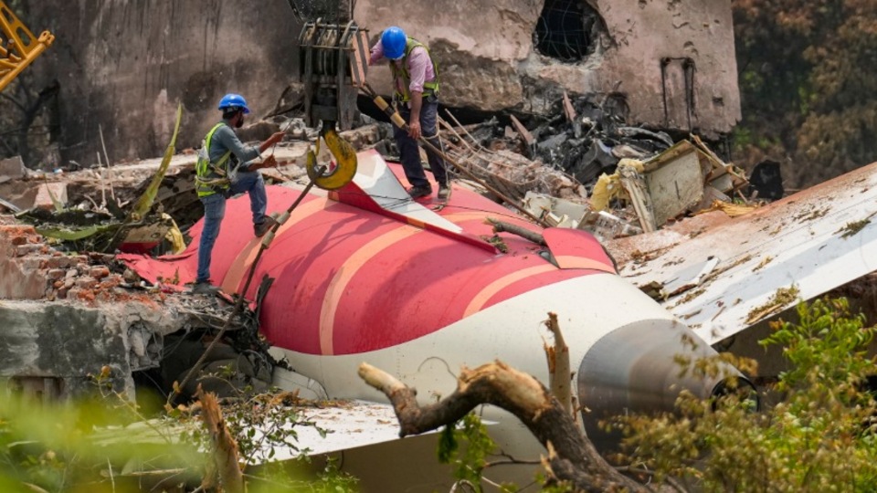 এদিকে আমদাবাদ বিমান দুর্ঘটনার তদন্তের জন্য সরকার একটি উচ্চ পর্যায়ের প্যানেল গঠন করেছে। ডিরেক্টরেট জেনারেল অফ সিভিল অ্যাভিয়েশন (ডিজিসিএ), এয়ারক্রাফট অ্যাক্সিডেন্ট ইনভেস্টিগেশন ব্যুরো (এএআইবি) এবং স্বতন্ত্র বিমান চলাচল সুরক্ষা বিশেষজ্ঞদের সমন্বয়ে গঠিত এই তদন্ত কমিটি। 