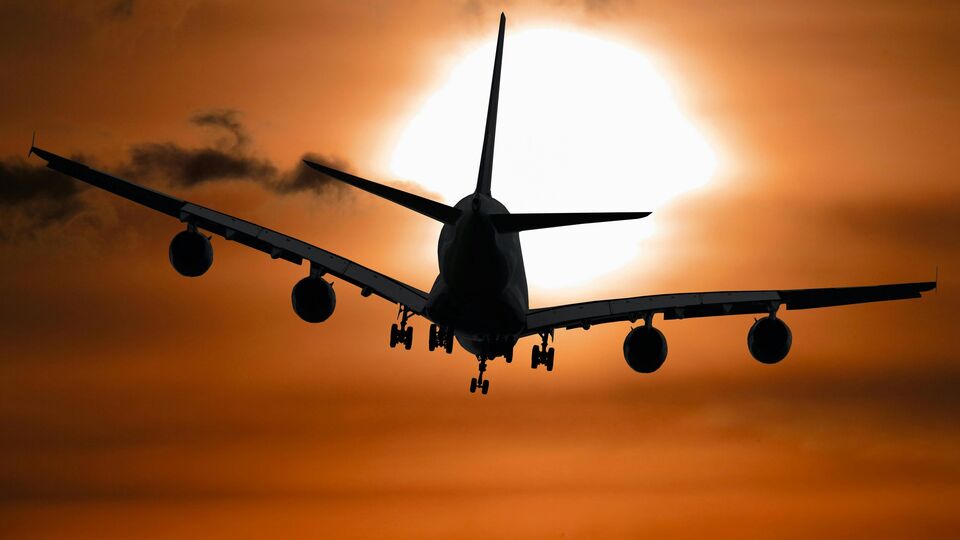 সোমবার হংকং থেকে দিল্লিগামী এয়ার ইন্ডিয়ার একটি বিমান মাঝ আকাশে যান্ত্রিক ত্রুটির কথা জানায়। এই বিমানটিও বোয়িং ৭৮৭-৮ ড্রিমলাইনার ছিল। জানা যায়, ফ্লাইট এআই৩১৫ হংকং থেকে দিল্লির উদ্দেশে রওনা হয়েছিল। তবে সতর্কতামূলক ব্যবস্থা হিসাবে সেটি ফের ফিরে যায় হংকংয়েই। 