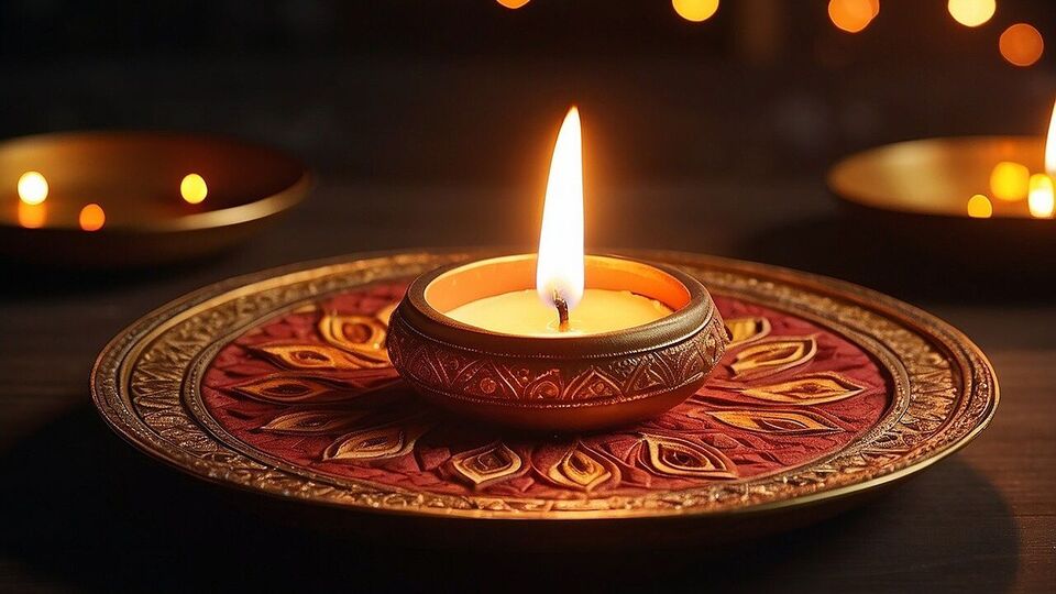 লাল কিতাব এবং জ্যোতিষ শাস্ত্রে অমাবস্যার কিছু টোটকা বলা হয়েছে। এই টোটকাগুলি ধন লাভের সম্ভাবনা তৈরি করে। মা লক্ষ্মীকে খুশি করার জন্য, আষাঢ় অমাবস্যার দিন একটি ঘি এর প্রদীপ জ্বালান এবং এতে কিছু জাফরান এবং ২টি লবঙ্গ রাখুন। এইভাবে প্রদীপ জ্বালালে মা লক্ষ্মী খুব খুশি হন এবং আর্থিক সমস্যা দূর হয়। 