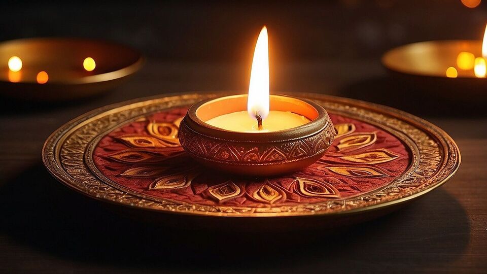 প্রদীপ প্রতিকার: প্রতিদিন সন্ধ্যায় আপনার বাড়ির প্রধান দরজায় ঘি প্রদীপ জ্বালালে ইতিবাচক শক্তি এবং লক্ষ্মী ঘরে প্রবেশ করবে। এমনভাবে প্রদীপ জ্বালান যাতে কেউ বাইরে বের হলে প্রদীপটি তার ডানদিকে থাকে। 