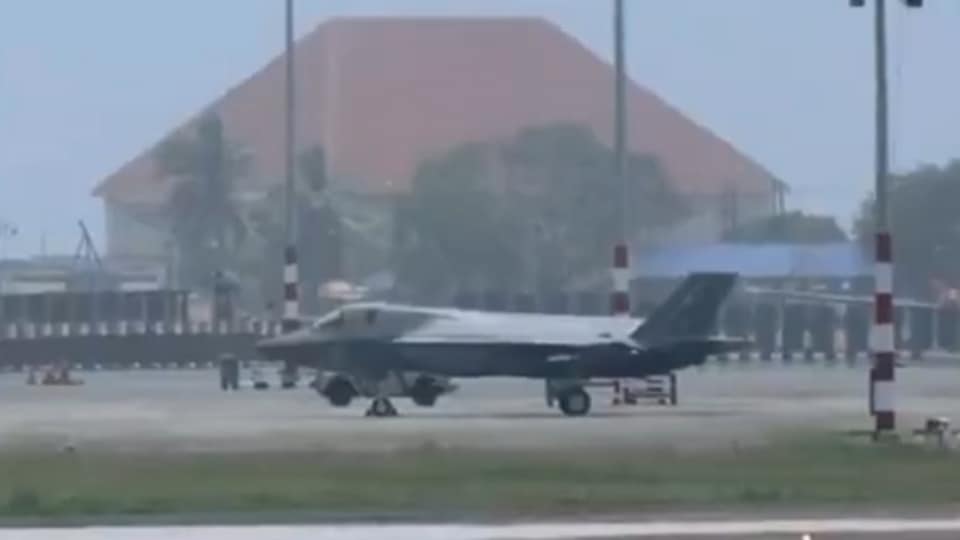 বায়ুসেনা একটি বিবৃতি জারি করে বলেছে, 'রয়্যাল নেভির এরটি এফ৩৫বি যুদ্ধবিমান তিরুবনন্তপুরমে জরুরি অবতরণ করতে বাধ্য হয় গত ১৪ জুন। এই যুদ্ধবিমানটি ব্রিটিশ এয়ারক্রাফ্ট ক্যারিয়ার এইএচএমএস প্রিন্স অফ ওয়েলস থেকে উড়েছিল। উড়ানটি রুটিন ছিল। তবে এটি উড়ানের সময় জরুরি অবস্থার মুখোমুখি হয়।' 