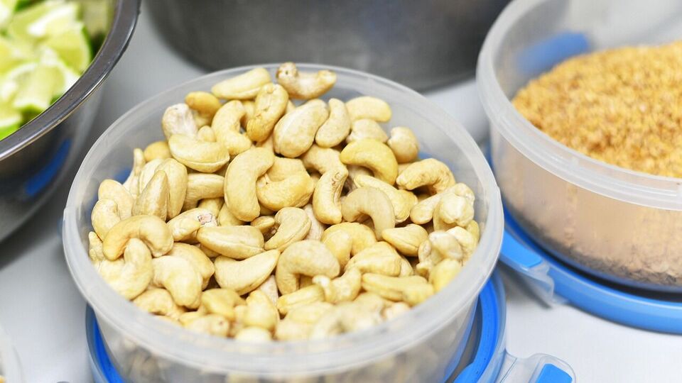 কাজুবাদামে থাকা ভিটামিন ই এবং অ্যান্টিঅক্সিডেন্ট ত্বকের উজ্জ্বলতা বাড়াতে সাহায্য করে এবং ত্বককে নরম ও মোলায়েম করে। 