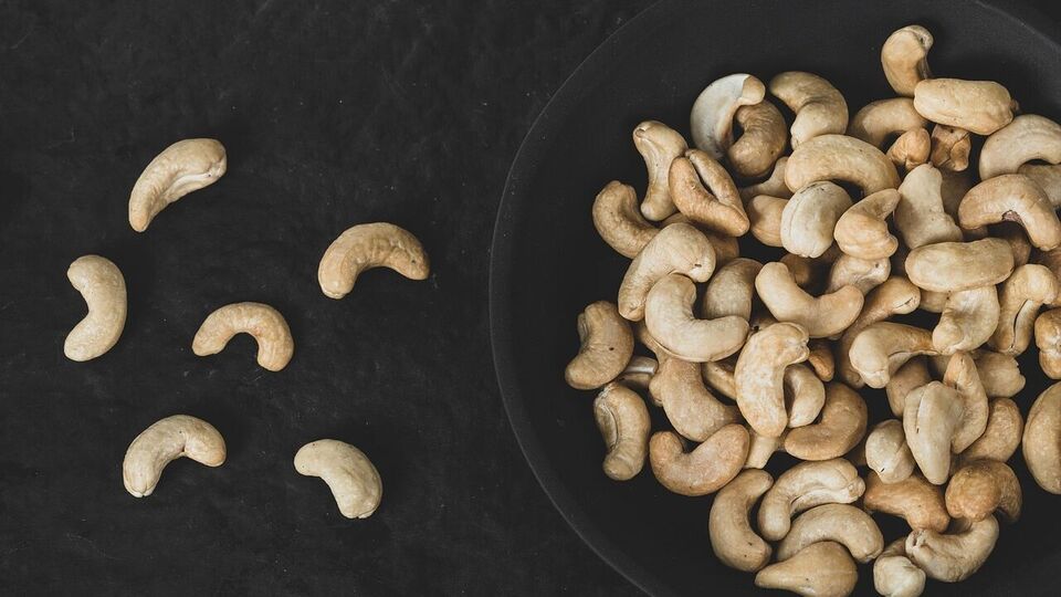 শুধু কাজুবাদামবাটাও লাগাতে পারেন মুখে। এক্ষেত্রে কাজুবাদাম কিছুক্ষণ ভিজিয়ে রেখে বেটে নিন। তারপর তা মুখে লাগিয়ে ২০-২৫ মিনিট রেখে, হালকা গরম জল দিয়ে ধুয়ে ফেলুন। 