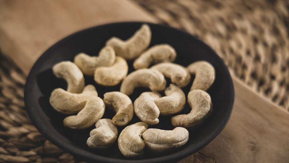 কাজুবাদামে থাকা অ্যান্টিঅক্সিডেন্ট ত্বকের বলিরেখা এবং বয়সের ছাপ কমাতে সাহায্য করে। তাই যাদের মুখে এজিংয়ের সমস্যা দেখা দিচ্ছে, তারাও কাজুবাদামবাটা লাগান। 