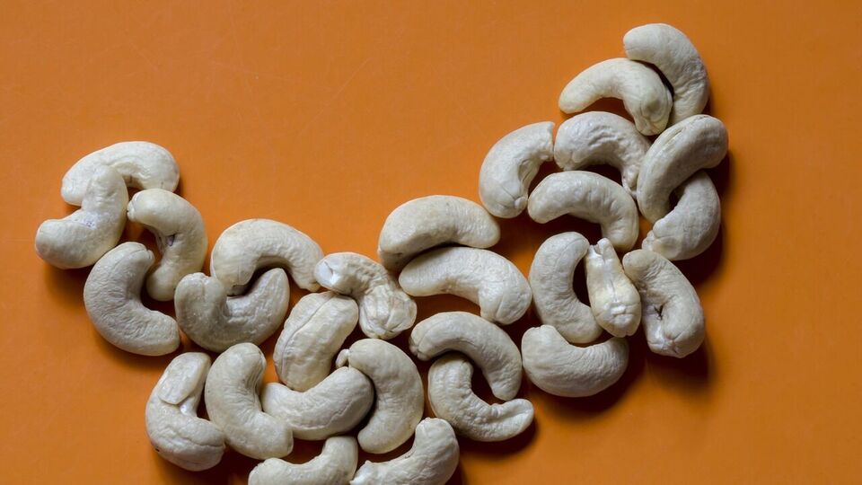 কাজুবাদাম ত্বকের ময়েশ্চরাইজার হিসেবে ভালো কাজ করে এবং ত্বকের মরা কোষ দূর করে থাকে। কাজুবাদামের গুঁড়োও ত্বকের মরা কোষ দূর করে থাকে। 