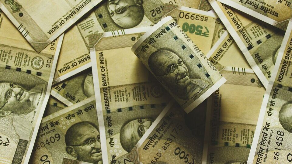 প্রায়শই একজন ব্যক্তির সঙ্গে ঘটে যে তার আয় ভালো কিন্তু তবুও তার হাত খালি থাকে। টাকা ঘরে থাকে না, খরচ বাড়তে থাকে যার কারণে টাকার অভাব হয়। এমন পরিস্থিতির কারণ, ঘরের খারাপ বাস্তুও হতে পারে যার কারণে ঘরে নেতিবাচক শক্তি বাস করতে পারে। এই শক্তি ঘরে টাকা না থাকার কারণ হতে পারে। আসুন জেনে নিই এই সমস্যাগুলি কাটিয়ে ওঠার কিছু সহজ প্রতিকার যা ঘরে টাকা রাখতে সহায়ক হতে পারে।