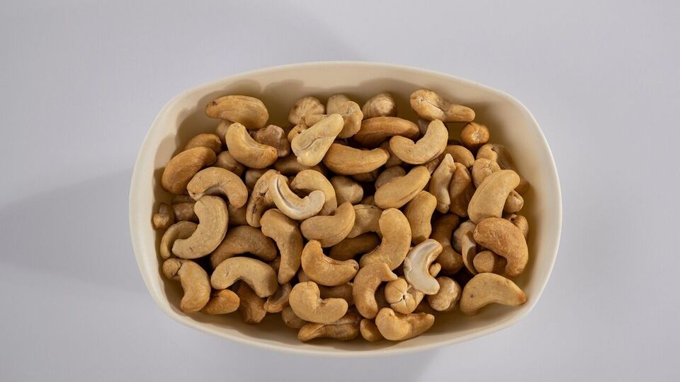 সঠিক যত্ন না নেওয়া হলে, ত্বক শুষ্ক হয়ে পড়ে, জেল্লা হারায়। তবে আপনি চাইলে তা ফিরিয়ে আনতে পারবেন কাজুবাদাম বাটা ব্যবহার করে। কাজুবাদাম ত্বকের আর্দ্রতা ধরে রাখতে সাহায্য করে এবং ত্বককে শুষ্কতা থেকে রক্ষা করে। 