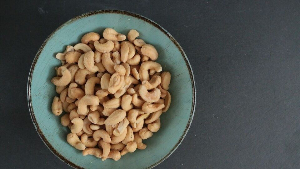 ত্বকের রুক্ষ ভাব দূর করতে ও প্রাকৃতিকভাবে এক্সফোলিয়েট করতে এটি সবচেয়ে ভালো উপায়। অলিভ অয়েলের সঙ্গে কাজুবাদাম গুঁড়ো মিশিয়ে নিন। 