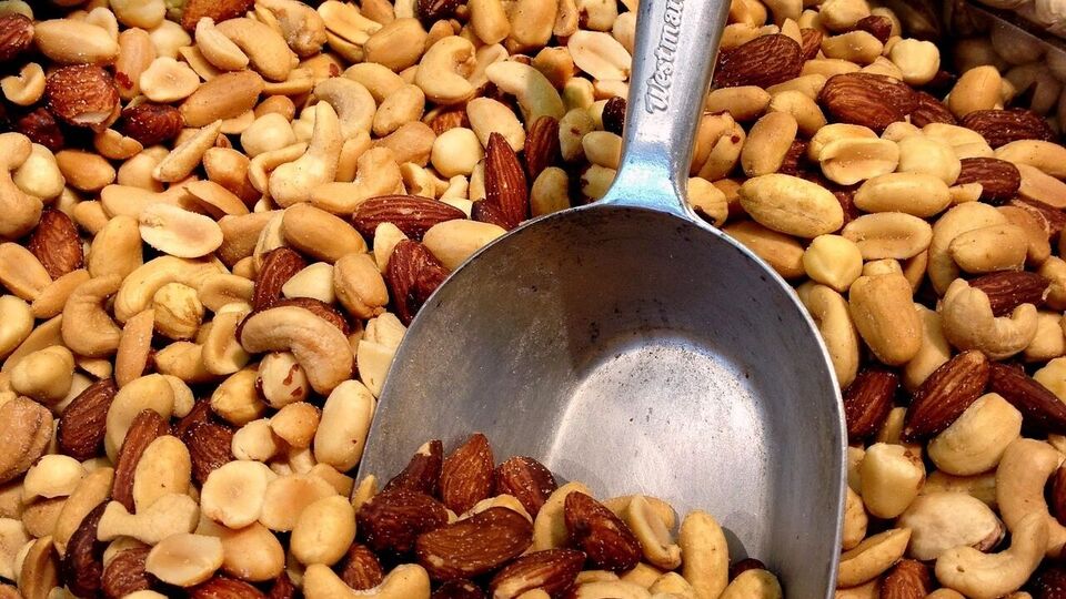 বিশেষ দ্রষ্টব্য- কাজুবাদাম বাটা ব্যবহারের আগে একজন ত্বক বিশেষজ্ঞের সাথে পরামর্শ করা ভালো, বিশেষ করে যদি আপনার ত্বক সংবেদনশীল হয়। 