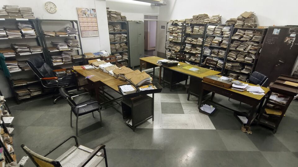 প্রসঙ্গত, দীর্ঘ ২ বছরেরও বেশি সময় ধরে সুপ্রিম কোর্টে ঝুলে আছে পশ্চিমবঙ্গ রাজ্য সরকার কর্মীদের বকেয়া ডিএ মামলা। প্রসঙ্গত, সুপ্রিম কোর্টে রাজ্য সরকারি কর্মচারীদের ডিএ সংক্রান্ত যে মামলাটি চলছে, সেটা পঞ্চম বেতন কমিশন সংক্রান্ত। ২০১৬ সাল থেকে সেই মামলা চলছে। এই মামলাটি স্টেট অ্যাডমিনিস্ট্রেটিভ ট্রাইবুনাল, কলকাতা হাইকোর্ট হয়ে সুপ্রিম কোর্টে এসেছে। প্রথমে স্যাটে জয় পেয়েছিল রাজ্য সরকার। তারপর থেকে প্রতিটি ক্ষেত্রে জয় পেয়েছেন রাজ্য সরকারি কর্মচারীরা। 