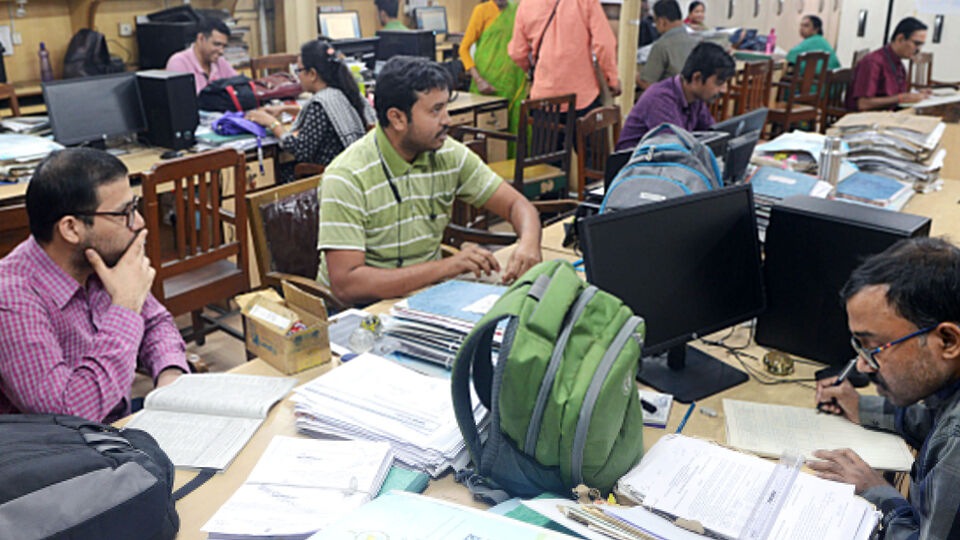ভাস্কর ঘোষ বলেন, 'তৎকালীন বিরোধী নেত্রী (বর্তমান মুখ্যমন্ত্রী) বলেছিলেন, যে সরকার ডিএ দিতে পারে না, তার ক্ষমতায় থাকার কোনো অধিকার নেই। কিন্তু ক্ষমতায় আসার পর, অর্থমন্ত্রী হিসেবে অমিত মিত্রকে নিয়োগ করা হয়, যার উদ্দেশ্য ছিল দক্ষ শ্রমিকদের সস্তা শ্রমিকে পরিণত করা। এর জন্য ডিএ এবং পরবর্তীতে মূল বেতন কমানোর পরিকল্পনা করা হয়েছিল। মুদ্রাস্ফীতির সঙ্গে সামঞ্জস্য রেখে বেতন না বাড়িয়ে সরকারি কর্মচারীদের জীবনযাত্রার মান কমানোর এটি একটি ইচ্ছাকৃত প্রচেষ্টা ছিল।' 