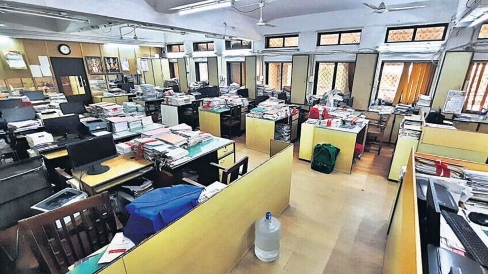 ডিএ মামলা নিয়ে বছরের পর বছর এই আদালত থেকে ওই আদালত করেছে রাজ্য সরকার। সরকারি কর্মীদের টাকা দিতে চেয়ে দামী দামী আইনজীবীদের পিছনে 'খরচ' করেছে রাজ্য সরকার। এই আবহে এবার মামলাকারী কনফেডারেশন অফ স্টেট গভর্নমেন্ট এমপ্লয়িজের সাধারণ সম্পাদক মলয় মুখোপাধ্যায় বললেন, 'আমরা রাজ্যকে বুঝিয়ে বলতে পারতাম। রাজ্যের সুবিধা মতোই কীভাবে টাকা দেওয়া যায়, তার পথ বাতলে দিতে পারতাম।' 