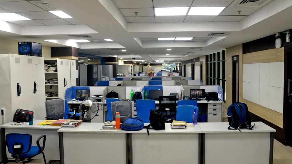 পঞ্চম বেতন কমিশন অনুযায়ী বকেয়া মহার্ঘ ভাতা ইস্যুতে মলয় মুখোপাধ্যায় দাবি করেন, সরকারি কর্মীরা শুধু নিজেদের ডিএ নিয়েই ভাবেন না, রাজ্য সরকারের আর্থিক পরিস্থিতির কথাও মাথায় রাখেন তারা। তাঁর কথায়, 'কর্মচারী সংগঠনের নেতৃত্ব আলোচনার মাধ্যমে সমাধানসূত্র বের করতে ইচ্ছুক ছিল।' তা হলে মামলার লাখ লাখ টাকা বেঁচে যেত সরকারের। 