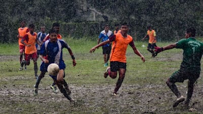 বৃহস্পতিবার উত্তরবঙ্গের প্রতিটি জেলায় হলুদ সতর্কতা জারি করা হয়েছে। দার্জিলিং, জলপাইগুড়ি, কালিম্পং, আলিপুরদুয়ার, কোচবিহার এবং উত্তর দিনাজপুরের ভারী বৃষ্টি হবে। দক্ষিণ দিনাজপুর এবং মালদায় বজ্রবিদ্যুৎ-সহ হালকা থেকে মাঝারি বৃষ্টি হতে পারে। জলপাইগুড়ি, কোচবিহার, উত্তর দিনাজপুর, দক্ষিণ দিনাজপুর এবং মালদার ঝড়ের গতিবেগ থাকবে ঘণ্টায় ৩০-৪০ কিমি। (ছবিটি প্রতীকী, সৌজন্যে এএনআই) বৃহস্পতিবার উত্তরবঙ্গের প্রতিটি জেলায় হলুদ সতর্কতা জারি করা হয়েছে। দার্জিলিং, জলপাইগুড়ি, কালিম্পং, আলিপুরদুয়ার, কোচবিহার এবং উত্তর দিনাজপুরের ভারী বৃষ্টি হবে। দক্ষিণ দিনাজপুর এবং মালদায় বজ্রবিদ্যুৎ-সহ হালকা থেকে মাঝারি বৃষ্টি হতে পারে। জলপাইগুড়ি, কোচবিহার, উত্তর দিনাজপুর, দক্ষিণ দিনাজপুর এবং মালদার ঝড়ের গতিবেগ থাকবে ঘণ্টায় ৩০-৪০ কিমি। (ছবিটি প্রতীকী, সৌজন্যে এএনআই)