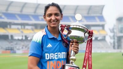 হরমনপ্রীত কৌর রয়েছেন মেয়েদের ওয়ান ডে ব্যাটারদের তালিকার ১৬ নম্বরে। সেরা দশে মন্ধনা ছাড়া ভারতের আর কোনও ব্যাটার নেই। জেমিমা রডরিগেজ অবস্থান করছেন হরমনপ্রীতের ঠিক উপরে ১৫ নম্বরে। জেমিমা ও হরমনপ্রীত, উভয়েই নিজেদের পুরনো ব়্যাঙ্কিং ধরে রেখেছেন। জেমিমার সংগ্রহে রয়েছে ৬০৬ রেটিং পয়েন্ট। হরমনপ্রীতের সংগ্রহে রয়েছে ৬০৫ রেটিং পয়েন্ট। ছবি- বিসিসিআই। 