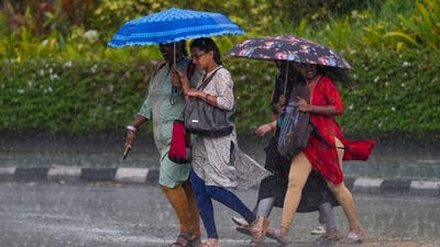 বৃহস্পতিবার জলপাইগুড়ি এবং আলিপুরদুয়ারে ভারী থেকে অতি ভারী বৃষ্টি হবে। সেজন্য কমলা সতর্কতা জারি করা হয়েছে। আবার দার্জিলিং, কালিম্পং এবং কোচবিহারে ভারী বৃষ্টি হবে। সেজন্য হলুদ সতর্কতা জারি করা হয়েছে। উত্তরবঙ্গের বাকি তিনটি জেলায় হালকা থেকে মাঝারি বৃষ্টি হতে পারে। (ছবিটি প্রতীকী, সৌজন্যে পিটিআই) বৃহস্পতিবার জলপাইগুড়ি এবং আলিপুরদুয়ারে ভারী থেকে অতি ভারী বৃষ্টি হবে। সেজন্য কমলা সতর্কতা জারি করা হয়েছে। আবার দার্জিলিং, কালিম্পং এবং কোচবিহারে ভারী বৃষ্টি হবে। সেজন্য হলুদ সতর্কতা জারি করা হয়েছে। উত্তরবঙ্গের বাকি তিনটি জেলায় হালকা থেকে মাঝারি বৃষ্টি হতে পারে। (ছবিটি প্রতীকী, সৌজন্যে পিটিআই)