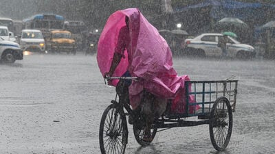 বৃহস্পতিবার আবার পশ্চিম মেদিনীপুর, ঝাড়গ্রাম, বাঁকুড়া, পূর্ব বর্ধমান, পশ্চিম বর্ধমান, বীরভূম এবং মুর্শিদাবাদে ভারী বৃষ্টি হবে। ওই জেলাগুলিতে হলুদ সতর্কতা জারি করা হয়েছে। বাকি জেলাগুলিতে বজ্রবিদ্যুৎ-সহ হালকা থেকে মাঝারি বৃষ্টি হবে। শুক্রবার, শনিবার ও রবিবার দক্ষিণবঙ্গের প্রতিটি জেলায় বজ্রবিদ্যুৎ-সহ হালকা থেকে মাঝারি বৃষ্টি হতে পারে। সোমবার দক্ষিণ ২৪ পরগনা ও পূর্ব মেদিনীপুরে ভারী বৃষ্টি হবে। বাকি ১৩টি জেলায় হালকা থেকে মাঝারি বৃষ্টি হতে পারে। (ছবি সৌজন্যে পিটিআই) বৃহস্পতিবার আবার পশ্চিম মেদিনীপুর, ঝাড়গ্রাম, বাঁকুড়া, পূর্ব বর্ধমান, পশ্চিম বর্ধমান, বীরভূম এবং মুর্শিদাবাদে ভারী বৃষ্টি হবে। ওই জেলাগুলিতে হলুদ সতর্কতা জারি করা হয়েছে। বাকি জেলাগুলিতে বজ্রবিদ্যুৎ-সহ হালকা থেকে মাঝারি বৃষ্টি হবে। শুক্রবার, শনিবার ও রবিবার দক্ষিণবঙ্গের প্রতিটি জেলায় বজ্রবিদ্যুৎ-সহ হালকা থেকে মাঝারি বৃষ্টি হতে পারে। সোমবার দক্ষিণ ২৪ পরগনা ও পূর্ব মেদিনীপুরে ভারী বৃষ্টি হবে। বাকি ১৩টি জেলায় হালকা থেকে মাঝারি বৃষ্টি হতে পারে। (ছবি সৌজন্যে পিটিআই)
