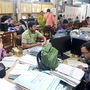 রাজ্য সরকারি কর্মচারীদের সংগঠন কনফেডারেশন অফ স্টেট গভর্নমেন্ট এমপ্লয়িজের সাধারণ সম্পাদক মলয় মুখোপাধ্যায় জানিয়েছেন, কলকাতা হাইকোর্টের নির্দেশ মোতাবেক আগামী ১ জুলাইয়ের মধ্যে ষষ্ঠ বেতন কমিশনের রিপোর্ট প্রকাশ করতে বলা হয়েছে। সেটা হলে পঞ্চম বেতন কমিশনের মতোই ষষ্ঠ বেতন কমিশনের আওতায় এআইসিপিআই (সর্বভারতীয় মূল্যসূচক) অনুযায়ী ডিএ দিতে হবে। (ফাইল ছবি, সৌজন্যে এএনআই)