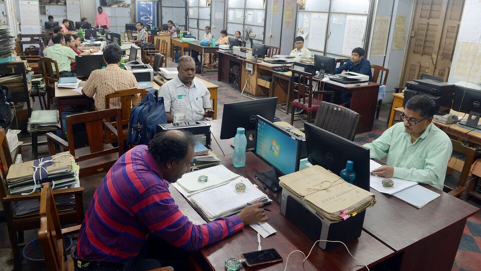 এমনিতে পঞ্চম বেতন কমিশনের বকেয়া মহার্ঘ ভাতা (ডিয়ারনেস অ্যালোওয়েন্স বা ডিএ) মামলায় সুপ্রিম কোর্টে জোরদার ধাক্কা খেয়েছে পশ্চিমবঙ্গ সরকার। গত ১৬ মে শীর্ষ আদালত নির্দেশ দিয়েছে যে ছয় সপ্তাহের মধ্যে রাজ্য সরকারি কর্মচারীদের বকেয়া ডিএয়ের ২৫ শতাংশ মিটিয়ে দিতে হবে। তারপর আগামী অগস্টে ফের বকেয়া ডিএ মামলার শুনানি হবে সুপ্রিম কোর্টে। (ছবিটি প্রতীকী, সৌজন্যে এএনআই)