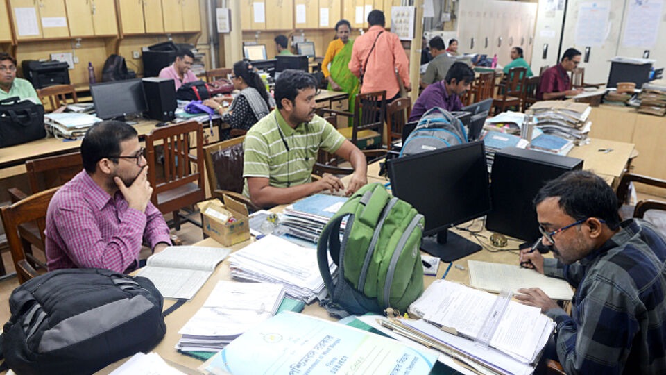তিনি জানান, মঙ্গলবার হাইকোর্টে রাজ্য সরকারকে রীতিমতো প্রশ্নের মুখে পড়তে হয়। কেন ষষ্ঠ বেতন কমিশনের রিপোর্ট দেওয়া হয়নি, সেই কৈয়িফত চাওয়া হয় রাজ্যের থেকে। সেটার প্রেক্ষিতে রাজ্য সরকারের তরফে দাবি করা হয়, হাইকোর্টের নির্দেশ দিলেই ষষ্ঠ বেতন কমিশনের কপি প্রদান করা হবে। আর হাইকোর্টও রিপোর্ট পেশের নির্দেশ দিয়েছে। মামলার পরবর্তী শুনানির দিন ধার্য হয়েছে আগামী ১ জুলাই। (ছবিটি প্রতীকী, সৌজন্যে এএনআই)