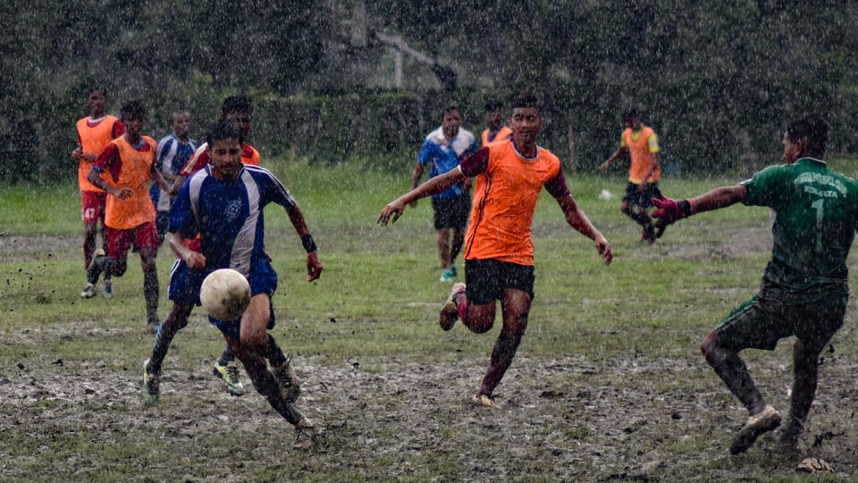 বৃহস্পতিবার উত্তরবঙ্গের প্রতিটি জেলায় হলুদ সতর্কতা জারি করা হয়েছে। দার্জিলিং, জলপাইগুড়ি, কালিম্পং, আলিপুরদুয়ার, কোচবিহার এবং উত্তর দিনাজপুরের ভারী বৃষ্টি হবে। দক্ষিণ দিনাজপুর এবং মালদায় বজ্রবিদ্যুৎ-সহ হালকা থেকে মাঝারি বৃষ্টি হতে পারে। জলপাইগুড়ি, কোচবিহার, উত্তর দিনাজপুর, দক্ষিণ দিনাজপুর এবং মালদার ঝড়ের গতিবেগ থাকবে ঘণ্টায় ৩০-৪০ কিমি। (ছবিটি প্রতীকী, সৌজন্যে এএনআই)