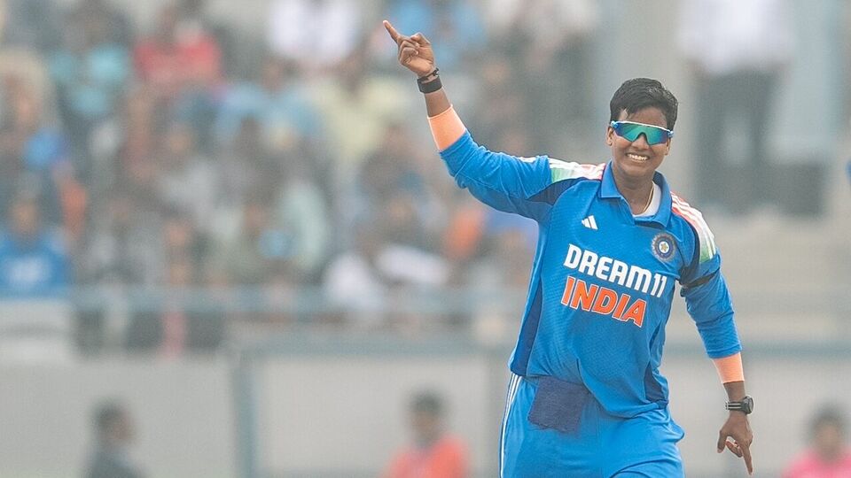 দীপ্তি শর্মা মেয়েদের ওয়ান ডে ব্যাটারদের তালিকায় এক ধাপ পিছিয়ে ৩৩ নম্বরে অবস্থান করছেন। তবে বোলারদের তালিকায় তিনি আগের মতোই চার নম্বরে রয়েছেন। আইসিসি ব়্যাঙ্কিং অনুযায়ী দীপ্তিই এই মুহূর্তে ভারতের সেরা ওয়ান ডে বোলার। ওয়ান ডে অল-রাউন্ডারদের তালিকাতেও দীপ্তি রয়েছেন আগের মতো চার নম্বরে। ছবি- বিসিসিআই।
