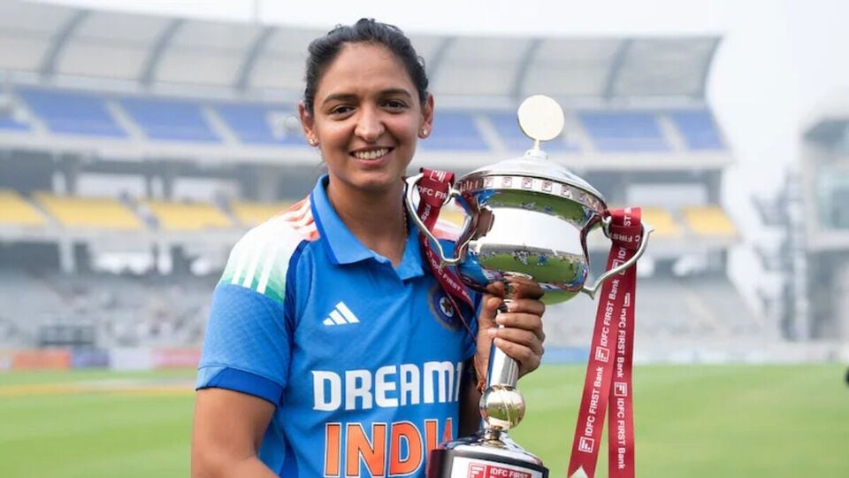 হরমনপ্রীত কৌর রয়েছেন মেয়েদের ওয়ান ডে ব্যাটারদের তালিকার ১৬ নম্বরে। সেরা দশে মন্ধনা ছাড়া ভারতের আর কোনও ব্যাটার নেই। জেমিমা রডরিগেজ অবস্থান করছেন হরমনপ্রীতের ঠিক উপরে ১৫ নম্বরে। জেমিমা ও হরমনপ্রীত, উভয়েই নিজেদের পুরনো ব়্যাঙ্কিং ধরে রেখেছেন। জেমিমার সংগ্রহে রয়েছে ৬০৬ রেটিং পয়েন্ট। হরমনপ্রীতের সংগ্রহে রয়েছে ৬০৫ রেটিং পয়েন্ট। ছবি- বিসিসিআই।