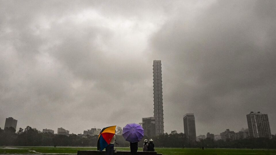 শুধু তাই নয়, আজ এবং আগামিকাল দক্ষিণবঙ্গের সব জেলায় (কলকাতা, হাওড়া, হুগলি, উত্তর ২৪ পরগনা, দক্ষিণ ২৪ পরগনা, পূর্ব মেদিনীপুর, পশ্চিম মেদিনীপুর, ঝাড়গ্রাম, পুরুলিয়া, বাঁকুড়া, পূর্ব বর্ধমান, পশ্চিম বর্ধমান, বীরভূম, মুর্শিদাবাদ এবং নদিয়া) ঝড় উঠবে। প্রতিটি জেলায় ঘণ্টায় ৩০-৪০ কিলোমিটার বেগে ঝড় উঠবে। (ফাইল ছবি, সৌজন্যে এএফপি)