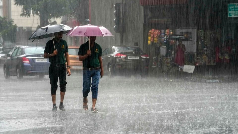 একইভাবে বুধবার দক্ষিণবঙ্গের জেলাগুলির মধ্যে পশ্চিম মেদিনীপুর, পুরুলিয়া, বাঁকুড়া, পশ্চিম বর্ধমান এবং বীরভূমে কমলা সতর্কতা জারি করা হয়েছে। ওই পাঁচটি জেলার একটি বা দুটি অংশ ভারী থেকে অতি ভারী বৃষ্টি হবে। বাকি ১০টি জেলার একটি বা দুটি অংশে ভারী বৃষ্টি হতে পারে। ওই জেলাগুলিতে হলুদ সতর্কতা জারি করা হয়েছে। (ফাইল ছবি, সৌজন্যে এপি)