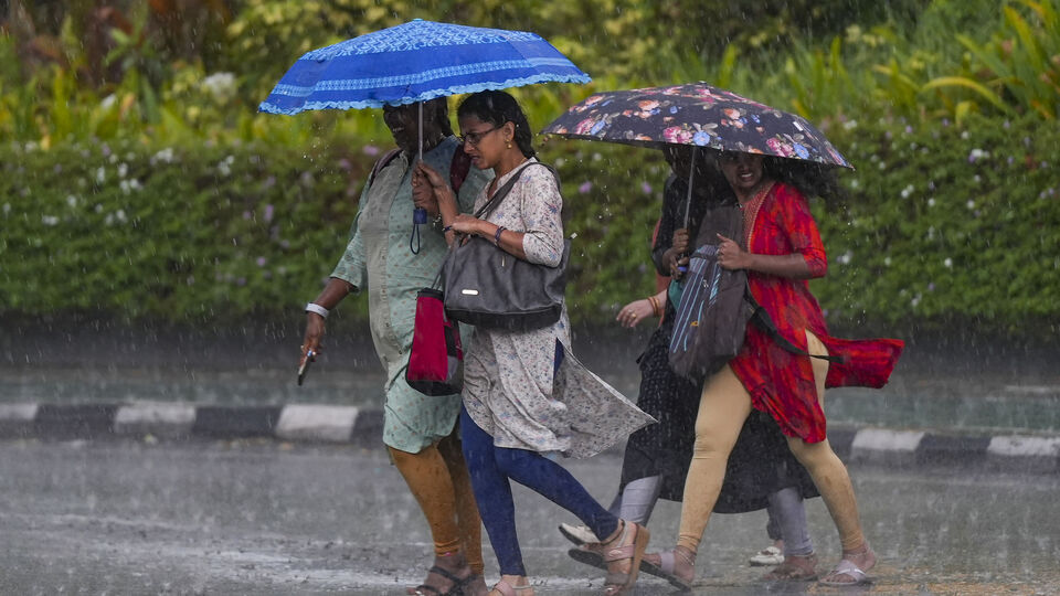 বৃহস্পতিবার জলপাইগুড়ি এবং আলিপুরদুয়ারে ভারী থেকে অতি ভারী বৃষ্টি হবে। সেজন্য কমলা সতর্কতা জারি করা হয়েছে। আবার দার্জিলিং, কালিম্পং এবং কোচবিহারে ভারী বৃষ্টি হবে। সেজন্য হলুদ সতর্কতা জারি করা হয়েছে। উত্তরবঙ্গের বাকি তিনটি জেলায় হালকা থেকে মাঝারি বৃষ্টি হতে পারে। (ছবিটি প্রতীকী, সৌজন্যে পিটিআই)