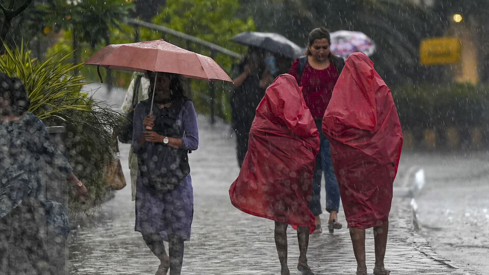 বুধবার শুধুমাত্র আলিপুরদুয়ারে ভারী বৃষ্টি হবে। তাছাড়াও জলপাইগুড়ি, কোচবিহার, উত্তর দিনাজপুর, দক্ষিণ দিনাজপুর এবং মালদায় বজ্রবিদ্যুৎ-সহ হালকা থেকে মাঝারি বৃষ্টি হতে পারে। সেই ছ'টি জেলায় হলুদ সতর্কতা জারি করা হয়েছে। হালকা থেকে মাঝারি বৃষ্টি হবে দার্জিলিং এবং কালিম্পঙে। ওই দুটি জেলায় জারি করা হয়নি কোনও সতর্কতা। (ছবিটি প্রতীকী, সৌজন্যে পিটিআই)