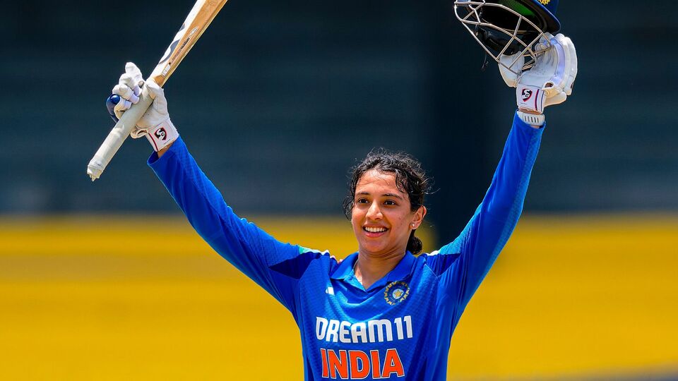 আইসিসি ওয়ান ডে ব়্যাঙ্কিংয়ের শীর্ষে ফিরলেন স্মৃতি মন্ধনা। আন্তর্জাতিক ক্রিকেট সংস্থার সদ্য প্রকাশিত ব়্যাঙ্কিং তালিকা অনুযায়ী ভারতীয় তারকা এই মুহূর্তে মেয়েদের ওয়ান ডে ক্রিকেটের এক নম্বর ব্যাটার। তিনি ব্যক্তিগত ব়্যাঙ্কিংয়ে এক ধাপ উন্নতি করে ফের সিংহাসন দখল করেন। মন্ধনার সংগ্রহে রয়েছে ৭২৭ রেটিং পয়েন্ট। ছবি- বিসিসিআই।