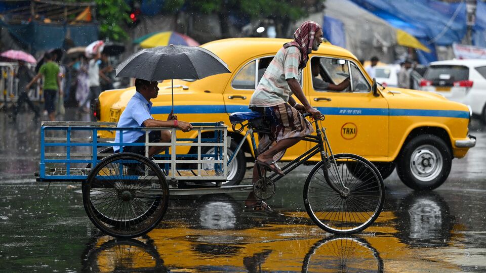 বৃহস্পতিবার পুরুলিয়া, পশ্চিম বর্ধমান এবং বীরভূমের একটি বা দুটি অংশে ভারী বৃষ্টি হবে। ওই তিনটি জেলায় হলুদ সতর্কতা জারি করা হয়েছে। বাকি জেলাগুলিতে বজ্রবিদ্যুৎ-সহ হালকা থেকে মাঝারি বৃষ্টি হবে। শুক্রবার এবং শনিবার দক্ষিণবঙ্গের প্রতিটি জেলায় বজ্রবিদ্যুৎ-সহ হালকা থেকে মাঝারি বৃষ্টি হতে পারে। ওই দু'দিন কোনও জেলায় সতর্কতা জারি করা হয়নি। (ছবি সৌজন্যে, সমীর জানা/হিন্দুস্তান টাইমস)