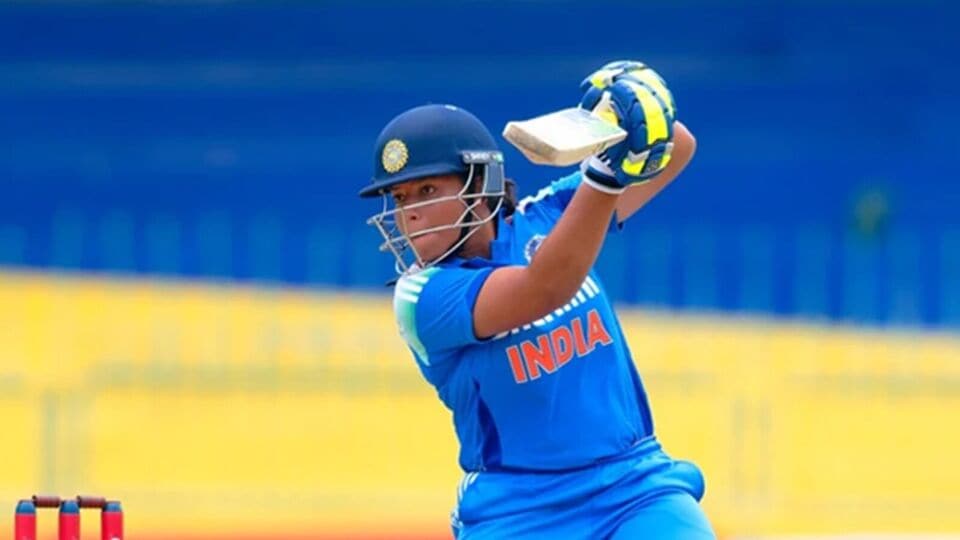 বাংলার রিচা ঘোষ ওয়ান ডে ব্যাটারদের তালিকায় ৪১ নম্বরে অবস্থান করছেন। শেফালি বর্মা রয়েছেন ৮৮ নম্বরে। রেনুকা সিং ঠাকুর ওয়ান ডে বোলারদের তালিকায় রয়েছেন ২৪ নম্বরে। অল-রাউন্ডারদের তালিকায় পূজা বস্ত্রকার রয়েছেন ৩৩ নম্বরে। ছবি- শ্রীলঙ্কা ক্রিকেট।