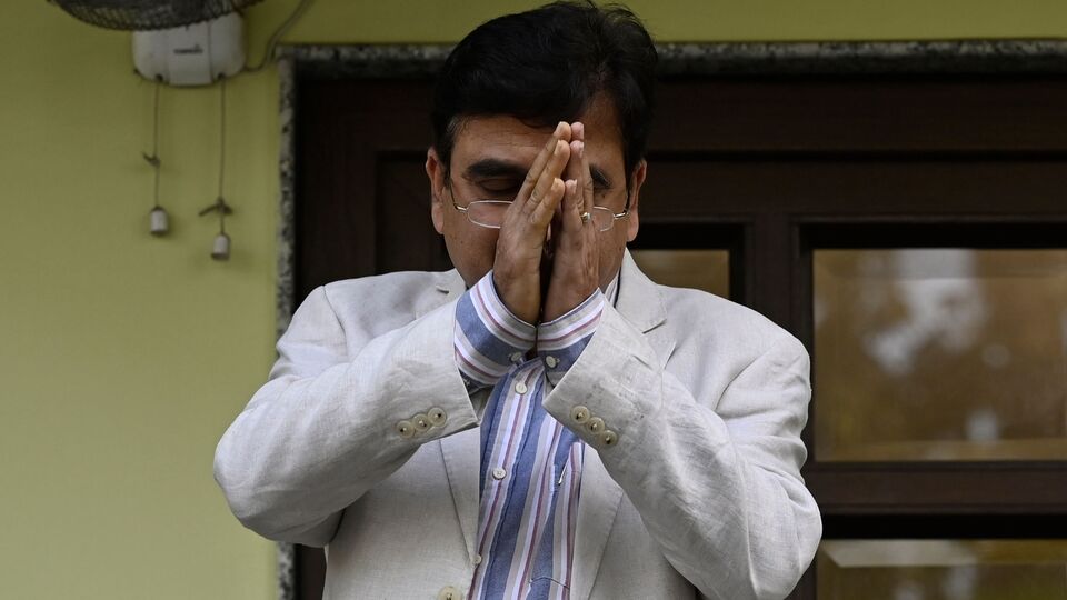 তাঁকে দেখার পরে শুভেন্দু অধিকারী এক্স হ্যান্ডলে লেখেন, আজ আমি তমলুকের এমপি শ্রী অভিজিৎ গঙ্গোপাধ্য়ায়কে দেখতে গিয়েছিলাম। কলকাতার একটি বেসরকারি নার্সিংহোমে ভর্তি রয়েছেন তিনি। সেখানেই তাঁর চিকিৎসা চলছে বর্তমানে।