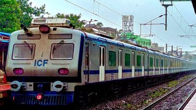 চেন্নাইয়ের ইন্টিগ্রাল কোচ ফ্যাক্টরি থেকে ইতিমধ্যেই শিয়ালদা ডিভিশনে চলে এসেছে এসি লোকাল ট্রেন। এই এসি লোকালকে ঘিরে যাত্রীদের মধ্যে উৎসাহ একেবারে তুঙ্গে উঠেছে। এবার জেনে নিন এসি লোকালের ভাড়া কেমন হতে পারে? ছবি সংগৃহীত ফেসবুক চেন্নাইয়ের ইন্টিগ্রাল কোচ ফ্যাক্টরি থেকে ইতিমধ্যেই শিয়ালদা ডিভিশনে চলে এসেছে এসি লোকাল ট্রেন। এই এসি লোকালকে ঘিরে যাত্রীদের মধ্যে উৎসাহ একেবারে তুঙ্গে উঠেছে। এবার জেনে নিন এসি লোকালের ভাড়া কেমন হতে পারে? ছবি সংগৃহীত ফেসবুক