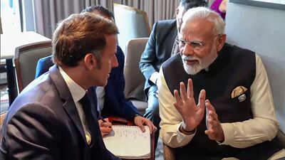 সম্প্রতি জি৭ শীর্ষ সম্মেলন থেকে আগেভাগেই দেশে ফেরেন ডোনাল্ড ট্রাম্প। যা নিয়ে টিপ্পনি করতে ছাড়েননি ফরাসি প্রেসিডেন্ট ইমানুয়েল ম্যাক্রোঁ। তিনি ট্রাম্পকে খোঁচা দিয়ে বলেছিলেন, 'নিশ্চয় ট্রাম্প ইজরায়েল এবং ইরানের মধ্যে সংঘর্ষবিরতি চূড়ান্ত করতে জলদি ফিরে গিয়েছেন।' (DD) সম্প্রতি জি৭ শীর্ষ সম্মেলন থেকে আগেভাগেই দেশে ফেরেন ডোনাল্ড ট্রাম্প। যা নিয়ে টিপ্পনি করতে ছাড়েননি ফরাসি প্রেসিডেন্ট ইমানুয়েল ম্যাক্রোঁ। তিনি ট্রাম্পকে খোঁচা দিয়ে বলেছিলেন, 'নিশ্চয় ট্রাম্প ইজরায়েল এবং ইরানের মধ্যে সংঘর্ষবিরতি চূড়ান্ত করতে জলদি ফিরে গিয়েছেন।' (DD)