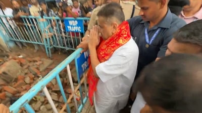 ‘নিরাপত্তাহীনতায় ভুগছেন আক্রান্তরা’, মহেশতলায় ভাঙা তুলসিমঞ্চে প্রণাম করলেন শুভেন্দু