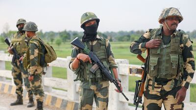 জানা যায়, গত ১৬ জুন উত্তর দিনাজপুরের রাজগঞ্জ সেক্টরে তিন বাংলাদেশি অনুপ্রবেশকারীকে দেখতে পেয়ে আটক করেছিলেন বিএসএফের জওয়ানরা। পরে তাদের জেরা করে বিএসএফ জানতে পারে তাদের পরিচয়। আটক বাংলাদেশিরা ছিল - যশোরের মহিনুর মোল্লা, শিয়াজগঞ্জের বাপি রায় ও মিঠু প্রশান্ত রায়। জানা যায়, গত ১৬ জুন উত্তর দিনাজপুরের রাজগঞ্জ সেক্টরে তিন বাংলাদেশি অনুপ্রবেশকারীকে দেখতে পেয়ে আটক করেছিলেন বিএসএফের জওয়ানরা। পরে তাদের জেরা করে বিএসএফ জানতে পারে তাদের পরিচয়। আটক বাংলাদেশিরা ছিল - যশোরের মহিনুর মোল্লা, শিয়াজগঞ্জের বাপি রায় ও মিঠু প্রশান্ত রায়।