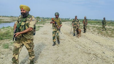 জানা যায়, ২০১৮ সালে মন্তেশ্বরে কুলুট গ্রামে নিজের বাড়ি ছেড়ে কাজ করতে মুম্বইতে গিয়েছিলেন মুস্তফা কামাল। সেখানে তিনি ঝালমুড়ি বিক্রি করতেন। সেই মুস্তফাকেই সম্প্রতি বাংলাদেশি সন্দেহে আটক করা হয়েছিল মুম্বইতে। পরে তাকে সীমান্ত পার করে বাংলাদেশে পাঠিয়ে দিয়েছিল বিএসএফ। জানা যায়, ২০১৮ সালে মন্তেশ্বরে কুলুট গ্রামে নিজের বাড়ি ছেড়ে কাজ করতে মুম্বইতে গিয়েছিলেন মুস্তফা কামাল। সেখানে তিনি ঝালমুড়ি বিক্রি করতেন। সেই মুস্তফাকেই সম্প্রতি বাংলাদেশি সন্দেহে আটক করা হয়েছিল মুম্বইতে। পরে তাকে সীমান্ত পার করে বাংলাদেশে পাঠিয়ে দিয়েছিল বিএসএফ।